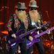 Dusty Hill, baixista do ZZ Top, morreu nesta quarta-feira (28) aos 72 anos. Seus companheiros de banda Frank Beard e Billy Gibbons anunciaram a morte