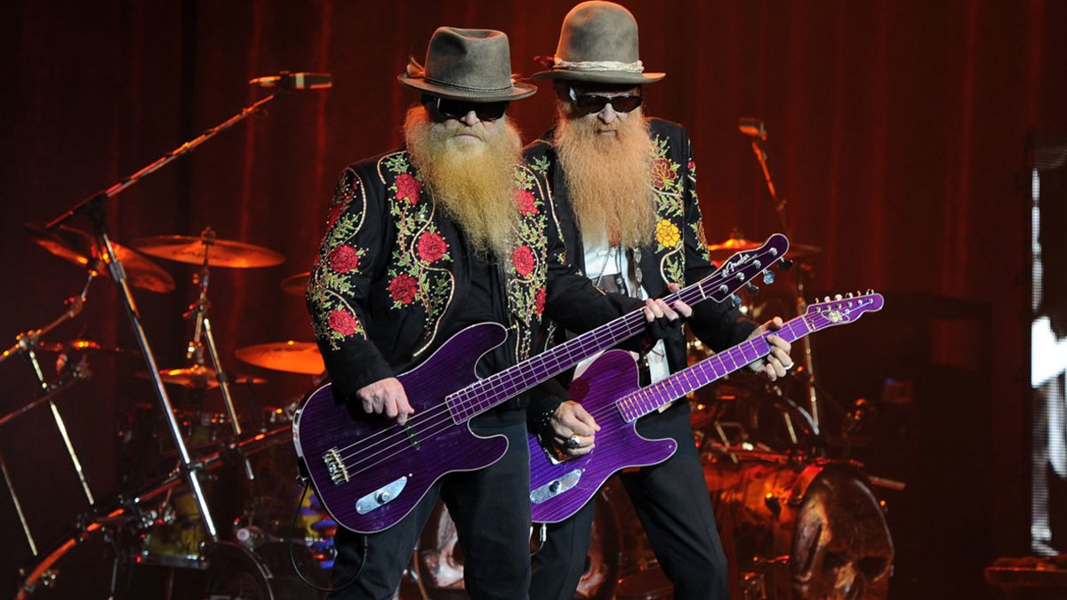 Dusty Hill, baixista do ZZ Top, morreu nesta quarta-feira (28) aos 72 anos. Seus companheiros de banda Frank Beard e Billy Gibbons anunciaram a morte