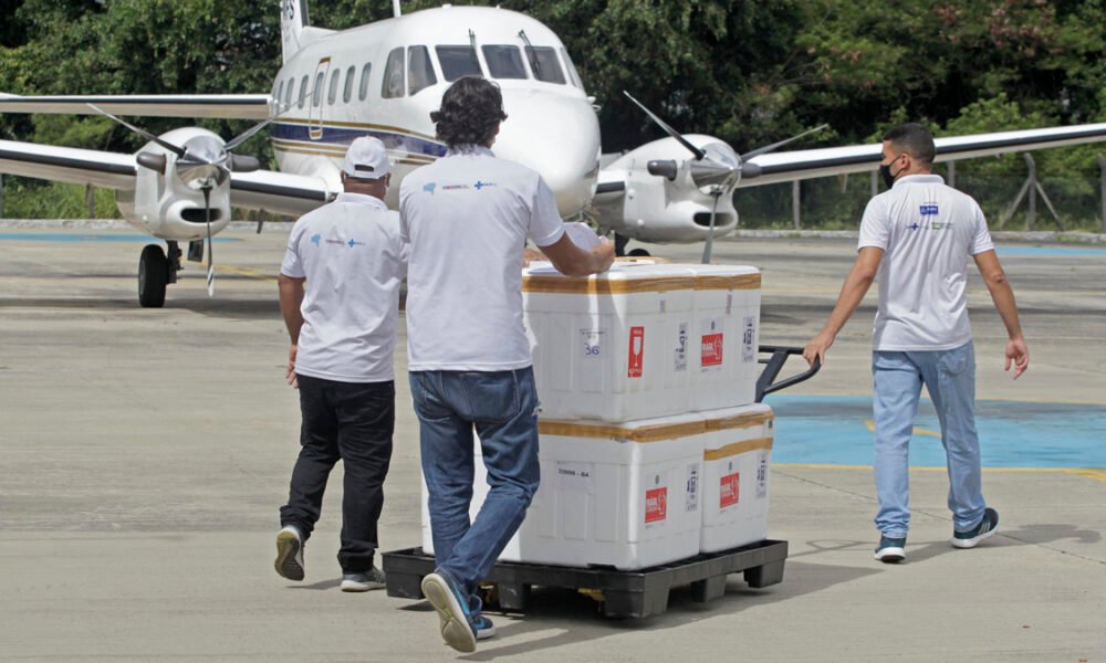 A Bahia receberá mais 613.060 doses de vacinas contra a Covid-19 nesta terça-feira (27). Os imunizantes estão previstos para chegar em três remessas.