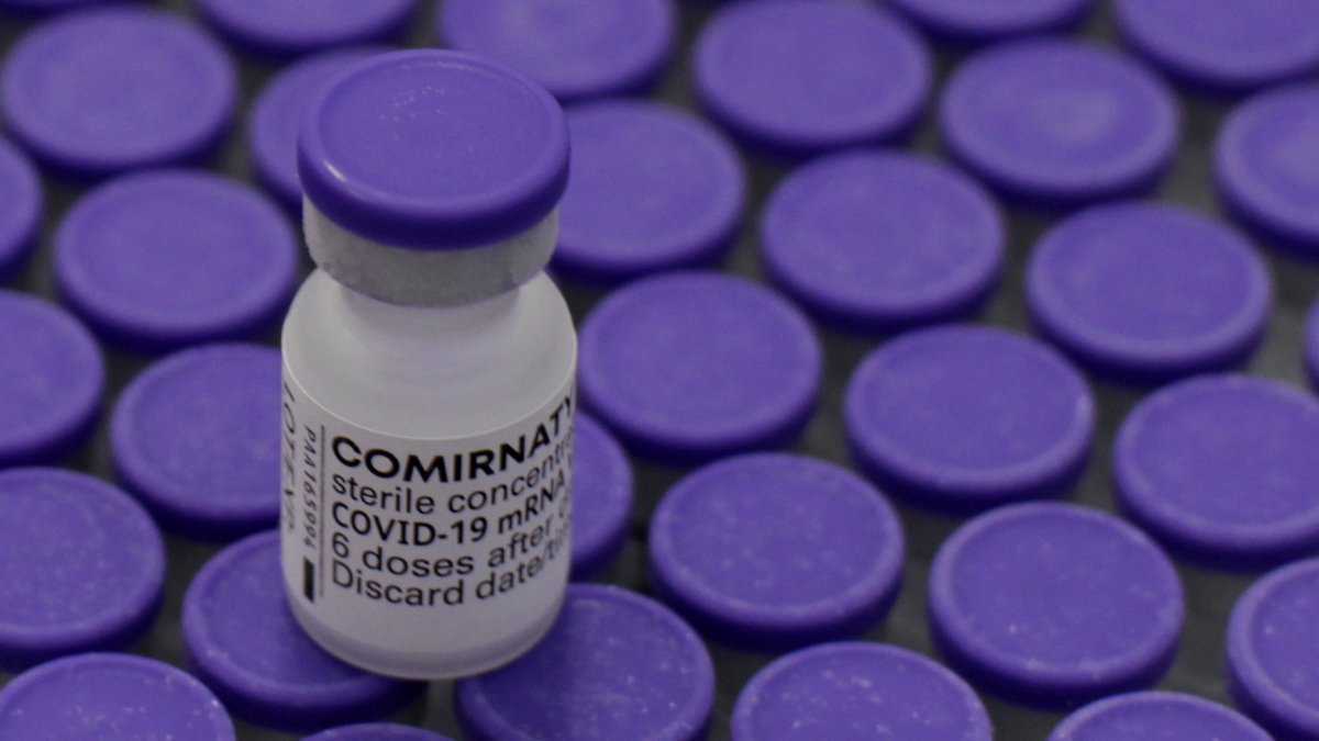 O Ministério da Saúde diminuirá para 21 dias o intervalo entre as duas doses da vacina da Pfizer, o que pode conter a disseminação da variante Delta