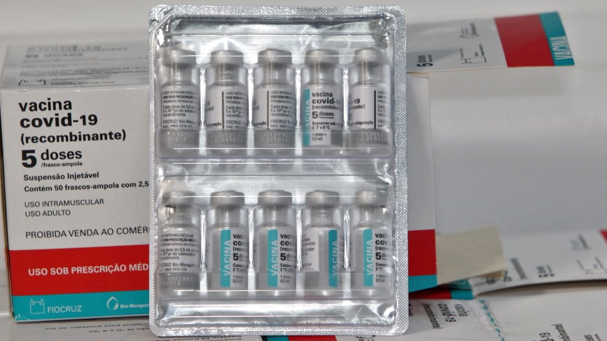 Cidades de pelo menos cinco estados reduziram o intervalo entre a primeira e a segunda dose da vacina AstraZeneca contra a Covid-19.