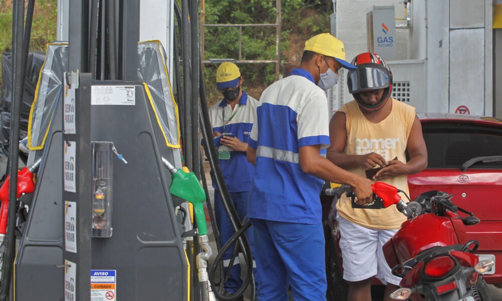 A Petrobras vai reajustar de uma só vez os preços da gasolina, do diesel e do gás de botijão (GLP) a partir de amanhã para as distribuidoras. 