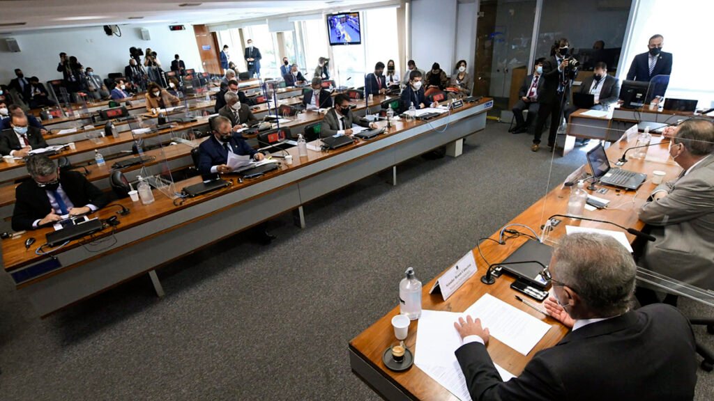 A CPI da Pandemia ouve nesta terça-feira (6), a partir das 9h, o depoimento da servidora Regina Célia Silva Oliveira, fiscal de contratos no