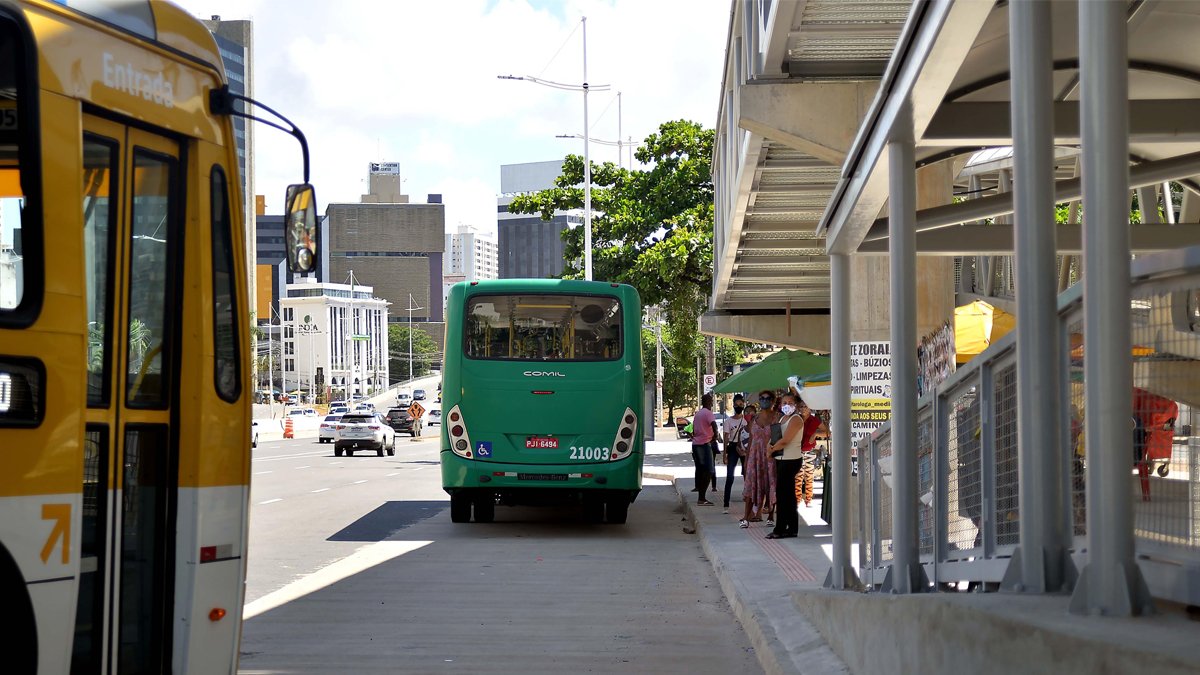 A operação do transporte coletivo em Salvador terá o horário ampliado a partir desta sexta-feira (9), após anúncio do novo horário do decreto