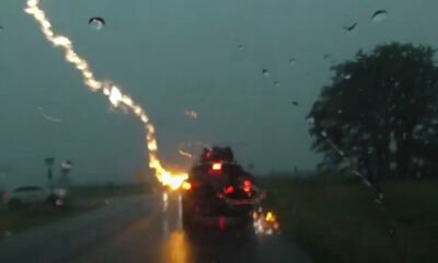 Ele conseguiu captar o momento exato em que um raio atinge um veículo que trafegava em sua frente. Por sorte, ninguém se feriu.