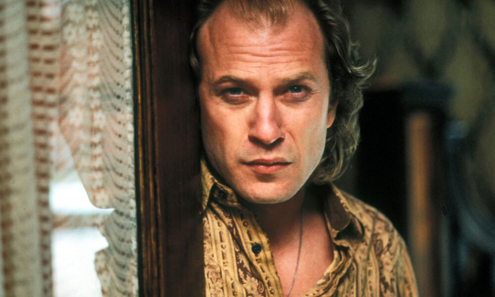 design de produção de Kristi Zea, bem como o assassino em série Buffalo Bill, personagem interpretado por Ted Levine, pastiche de figuras