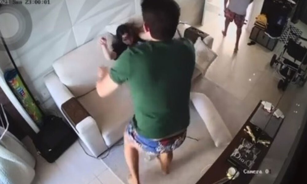 Após a divulgação dos vídeos em que o DJ Ivis aparece agredindo a ex-mulher Pamella Holanda, emissoras de rádio do Ceará estão anunciando