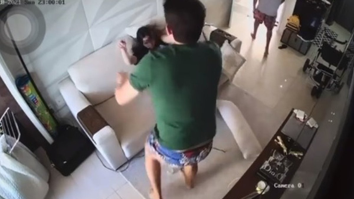 Após a divulgação dos vídeos em que o DJ Ivis aparece agredindo a ex-mulher Pamella Holanda, emissoras de rádio do Ceará estão anunciando