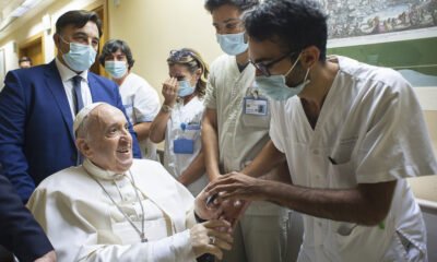 O Pontífice deixou a Policlínica pouco depois das 10h30 locais e antes de regressar para a Casa Santa Marta, no Vaticano, o Papa foi até à