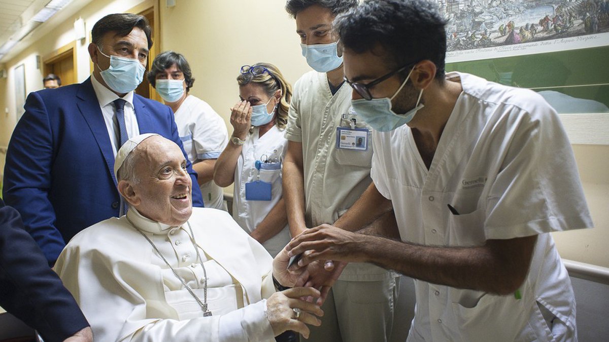 O Pontífice deixou a Policlínica pouco depois das 10h30 locais e antes de regressar para a Casa Santa Marta, no Vaticano, o Papa foi até à