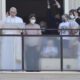 O Papa Francisco apareceu em público neste domingo pela primeira vez desde que foi submetido a uma cirurgia intestinal há uma semana.