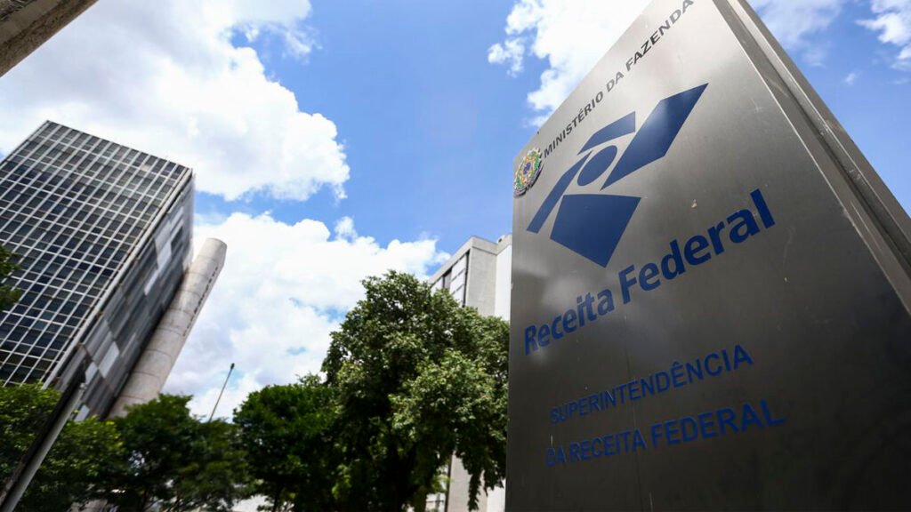 No ano passado, somente um contribuinte declarou ter recebido a quantia de R$ 1,3 bilhão em lucros e dividendos livre de impostos.