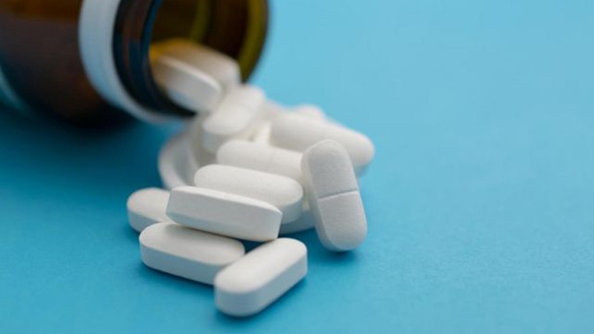 Ao menos vinte e dois medicamentos adquiridos pelo Ministério da Saúde de modo centralizado e distribuídos para estados e municípios estão com estoque zerado ou inferior a 30 dias,