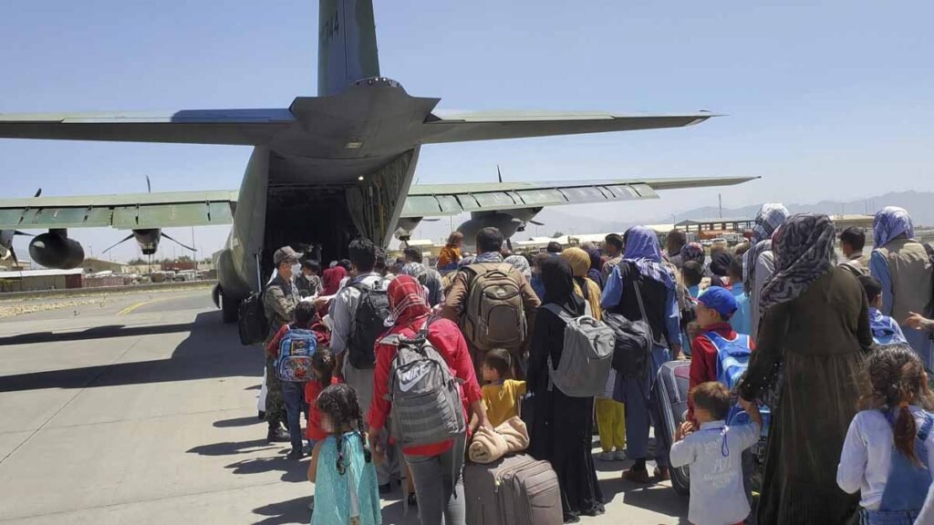 Os voos também foram reiniciados e a Casa Branca disse que 12.500 pessoas foram evacuadas do Afeganistão nas 24 horas anteriores, apesar dos ataques.