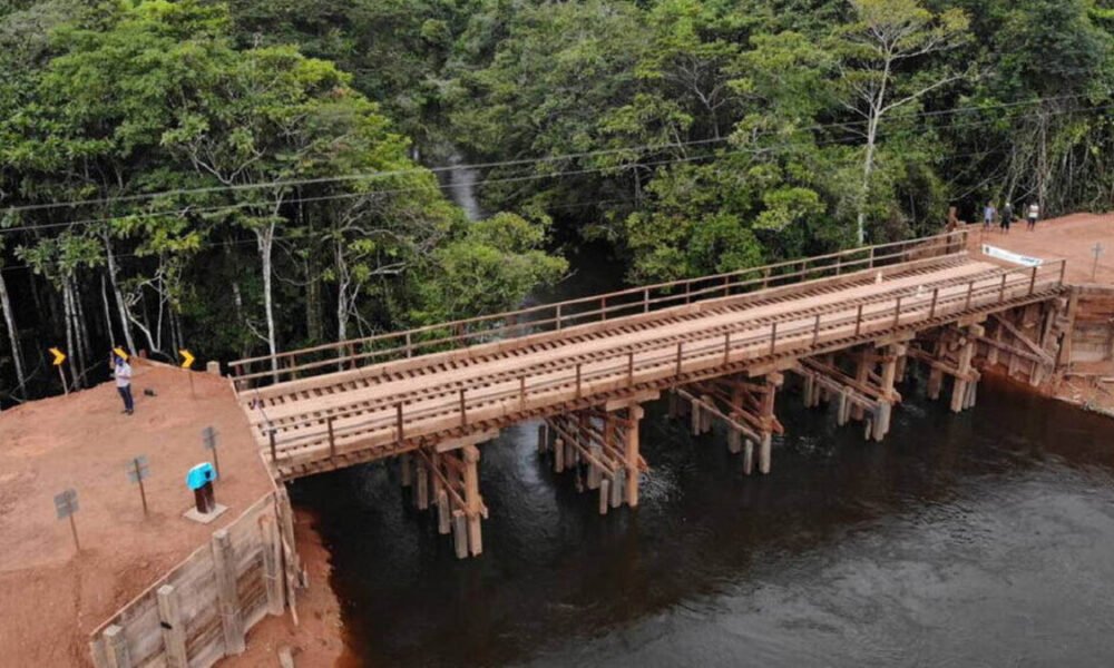 Para inaugurar uma ponte de madeira com custo de R$255 mil, em uma rodovia sem pavimentação, no município de São Gabriel da Cachoeira,