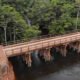 Para inaugurar uma ponte de madeira com custo de R$255 mil, em uma rodovia sem pavimentação, no município de São Gabriel da Cachoeira,