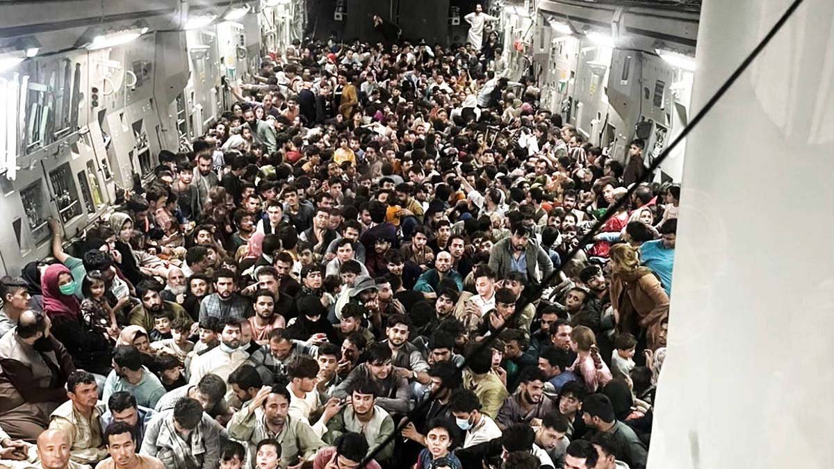 Uma imagem impressionante dá a dimensão do desespero que a atinge a população do Afeganistão. Cerca de 640 afegãos foram flagrados