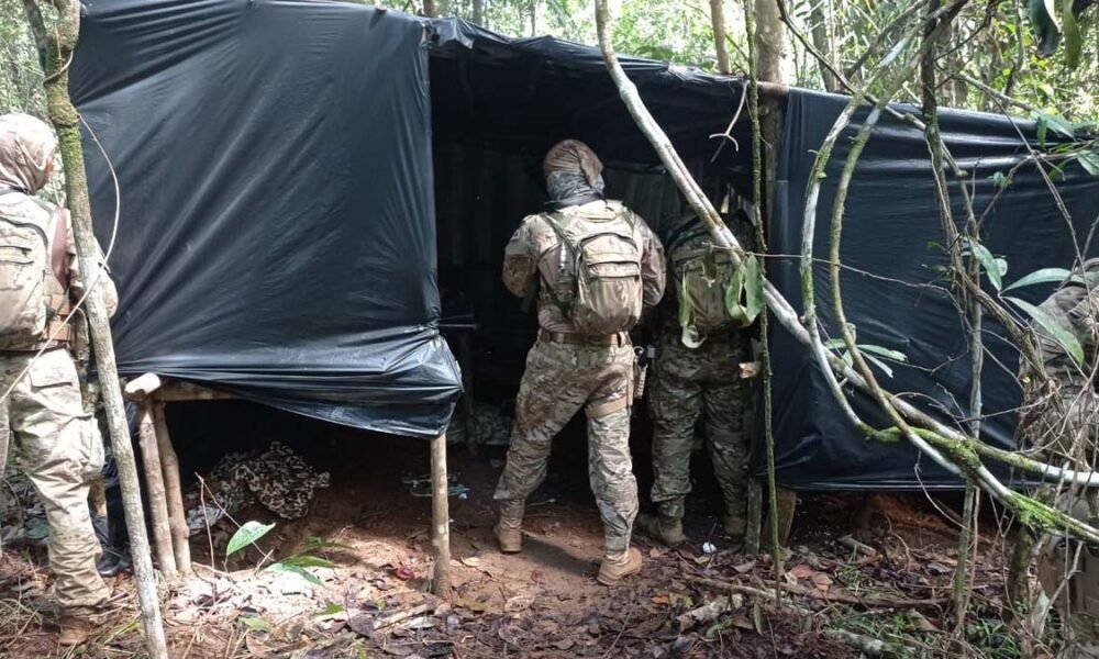 Um acampamento utilizado por criminosos foi descoberto por equipes do Batalhão de Operações Policiais Especiais (Bope), nesta quinta-feira (19),