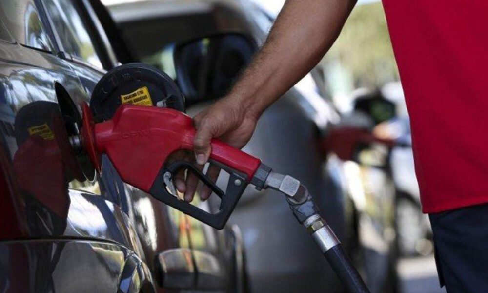 Em pelo menos três regiões do país, o preço do litro da gasolina já ultrapassa os R$ 7, segundo apontam os dados da Agência Nacional do Petróleo (ANP).