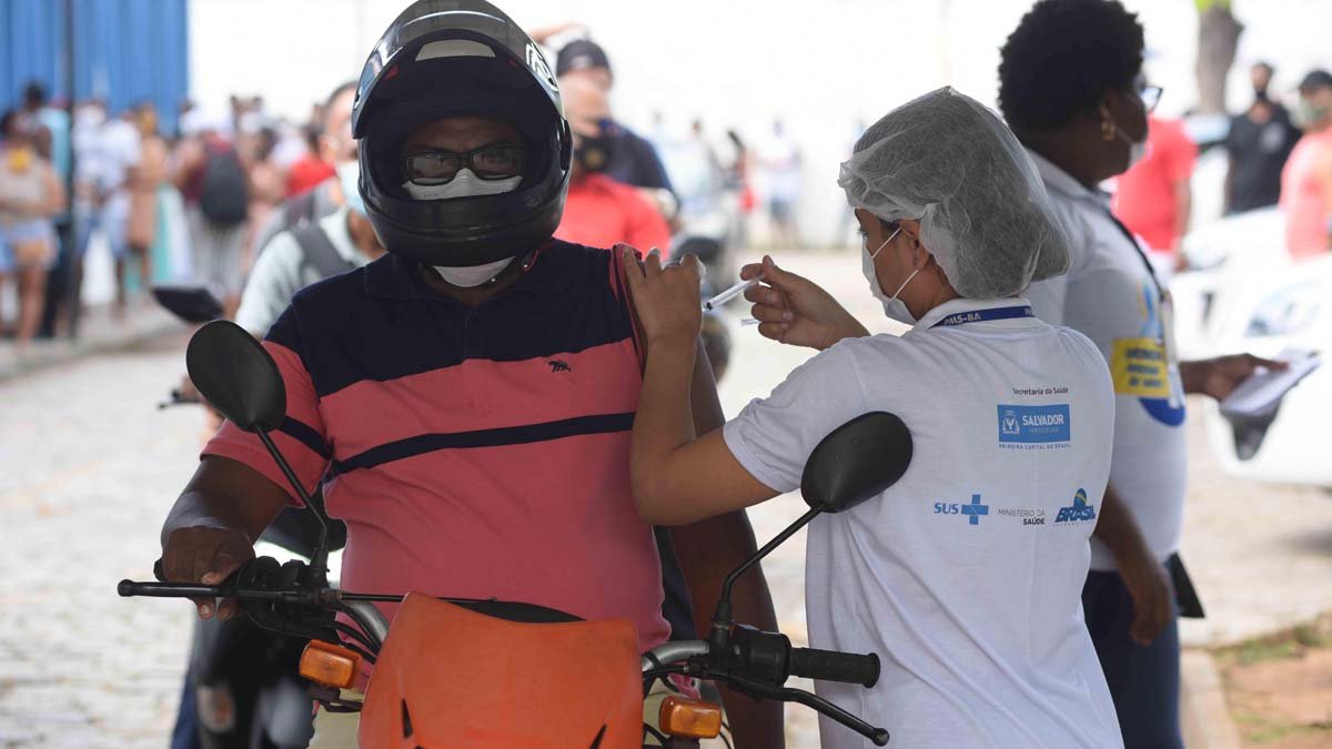 A Prefeitura de Salvador inclui, nesta quinta-feira (12), as pessoas com idade igual ou superior a 24 anos na vacinação contra a Covid-19.