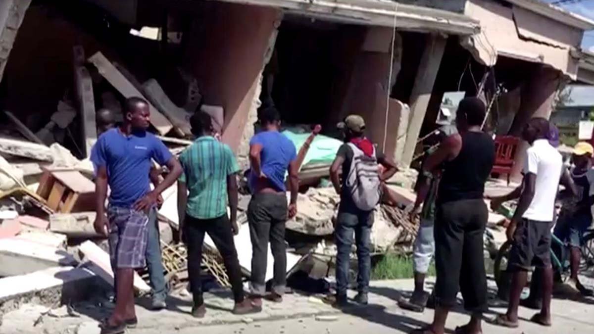 O número de mortos em um poderoso terremoto de magnitude 7,2 no Haiti aumentou drasticamente, com pelo menos 1.297