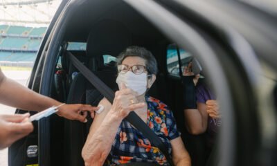 Idosos com 80 anos ou mais, que completam seis meses do recebimento da segunda dose até 1º de setembro, começaram a receber na manhã desta segunda-feira (30)