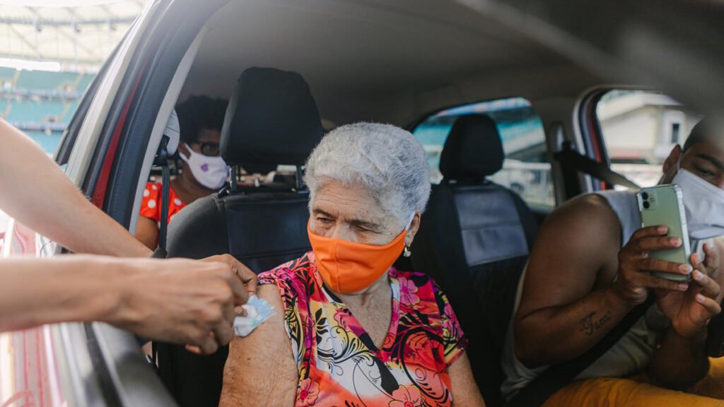 A Secretaria da Saúde de Salvador (SMS) esclarece que, de acordo com a nota técnica, a terceira dose da vacina contra a Covid-19 para idosos com 80 anos