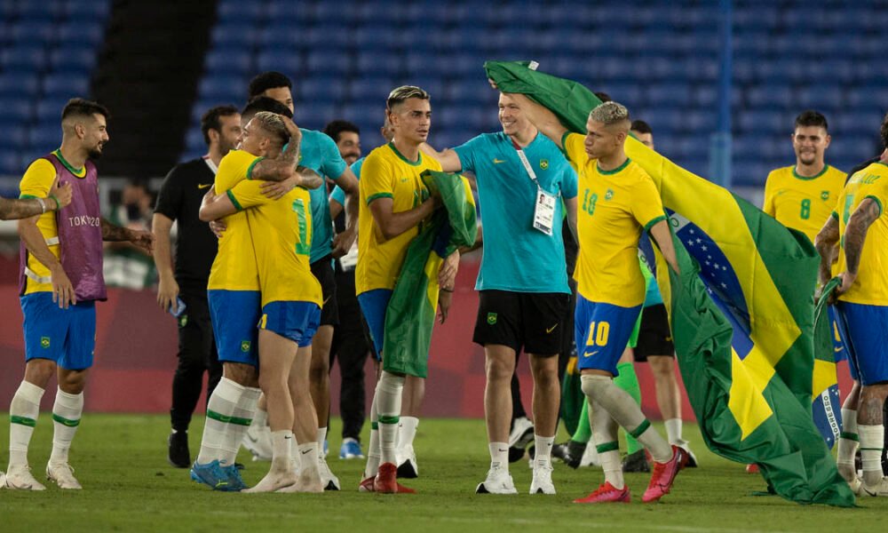 Depois de conquistar sua primeira medalha de ouro na Rio-2016, o Brasil se tornou bicampeão olímpico no futebol masculino neste sábado (7),