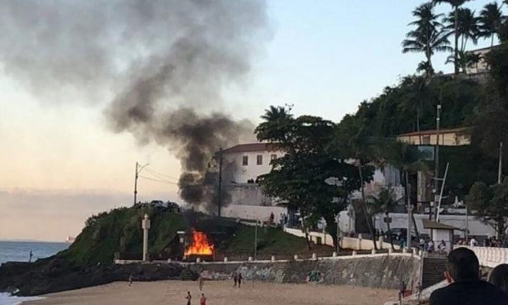 Morreu no fim da noite de segunda-feira (30), a segunda vítima do atentado a fogo em um barraco no Porto da Barra, em Salvador, no dia 16 de agosto.