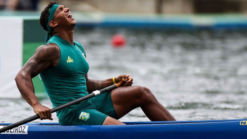 Isaquias Queiroz fez história na noite desta sexta-feira (6) no Canal Sea Forest. O baiano de Ubaitaba faturou a medalha de ouro na prova do