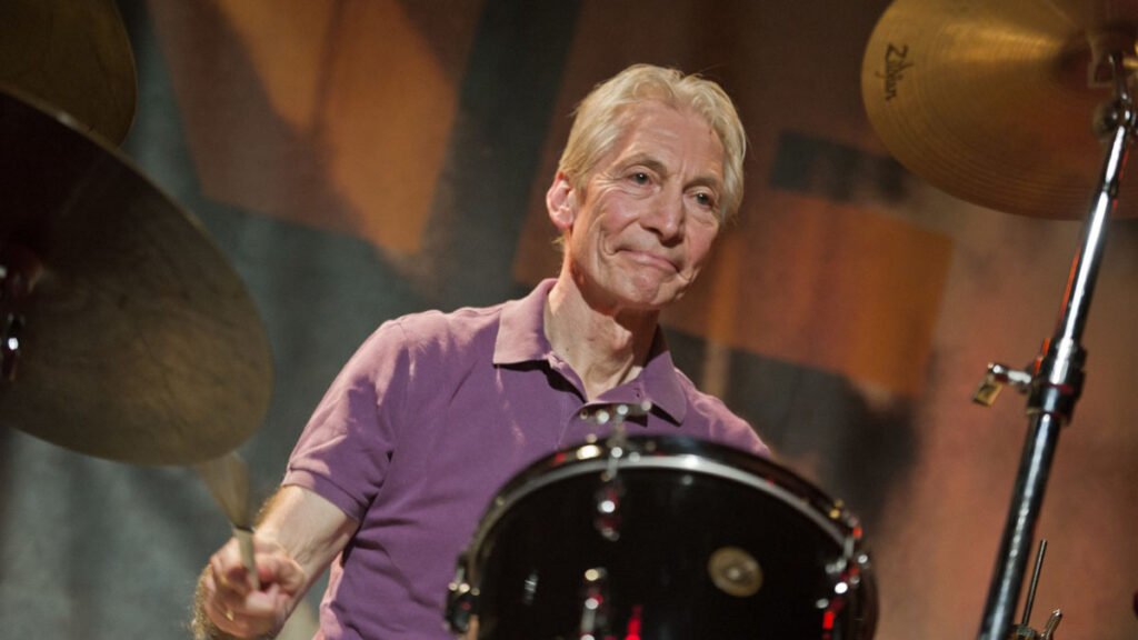 Charlie Watts, o baterista dos Rolling Stones que impulsionou o som da banda por quase 60 anos, morreu aos 80 anos. Um comunicado de seu assessor