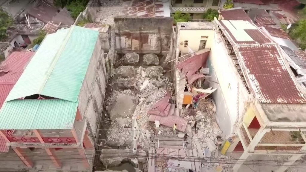 em meio a temores de que o número oficial de mortos no terremoto de sábado (14) e possa aumentar ainda mais com o ciclone tropical Grace