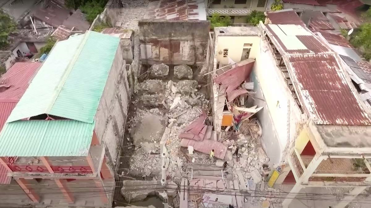 em meio a temores de que o número oficial de mortos no terremoto de sábado (14) e possa aumentar ainda mais com o ciclone tropical Grace