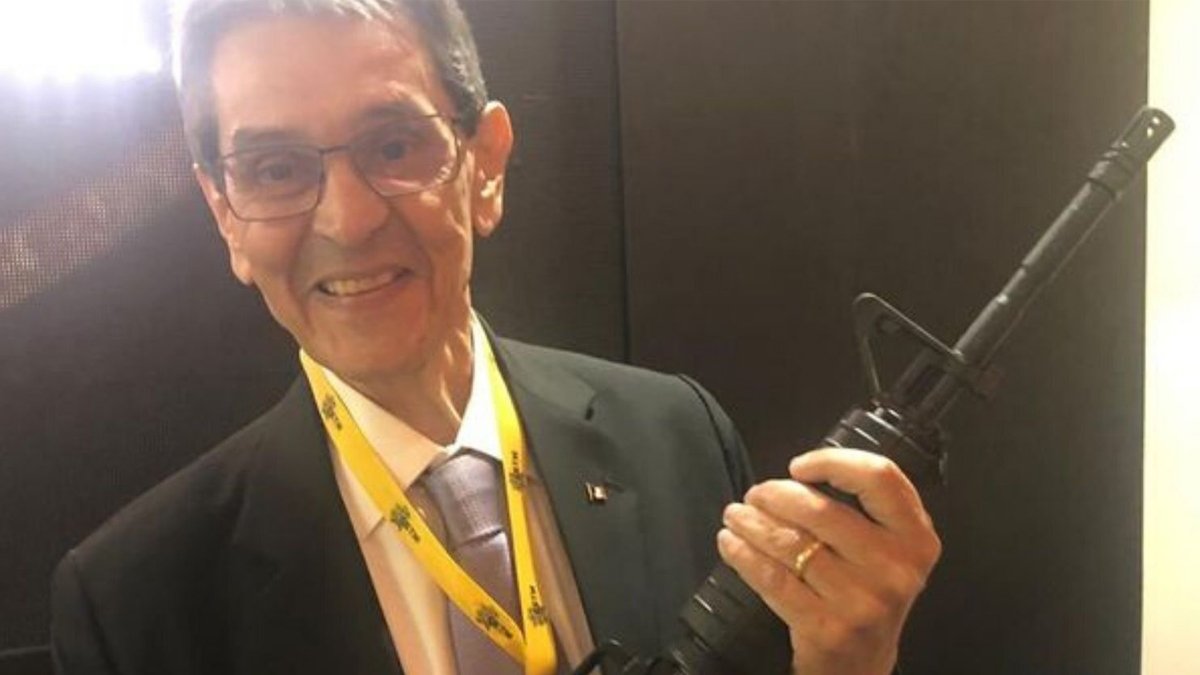 O ex-deputado Roberto Jefferson (PTB-RJ) foi preso hoje (13) na casa dele no município Comendador Levy Gasparian, na região serrana do Rio
