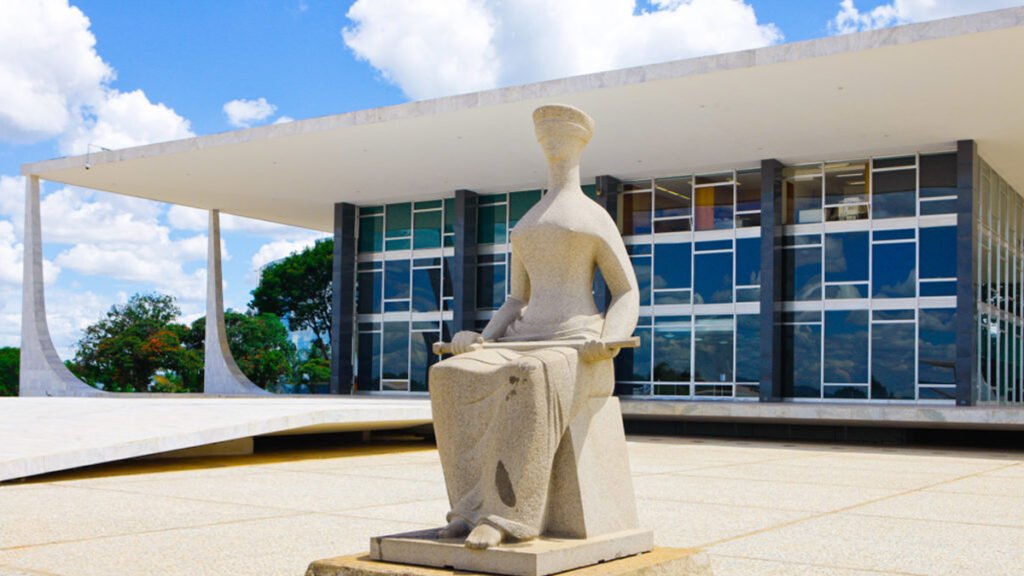 O Supremo Tribunal Federal (STF) decidiu que a Justiça Militar estadual é competente para decidir sobre a perda do posto e da patente de ofici