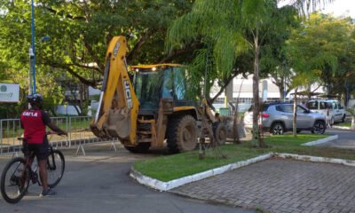 Federal da Bahia – Campus Ondina, na Avenida Adhemar de Barros. A bordo de uma retroescavadeira, Melquíades Ferreira Santana, que atua