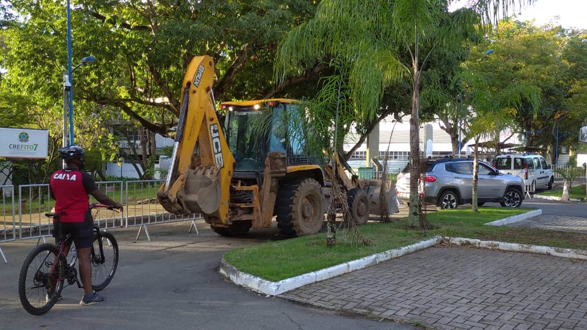 Federal da Bahia – Campus Ondina, na Avenida Adhemar de Barros. A bordo de uma retroescavadeira, Melquíades Ferreira Santana, que atua