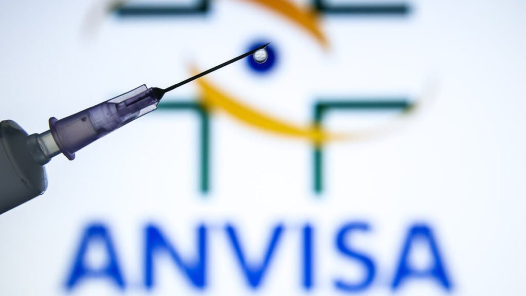 A Agência Nacional de Vigilância Sanitária (Anvisa) autorizou, nesta quinta-feira (26), a realização de ensaio clínico no Brasil da vacina RNA MCTI CIMATEC HDT, mais uma candidata à vacina contra Covid-19.