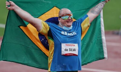 O Brasil obteve mais uma prata nesta segunda-feira (30) no atletismo na Paraolimpíada de Tóquio 2020. Dessa vez, no arremesso de peso Classe F11 (deficientes visuais), com Alessandro Rodrigo da Silva.