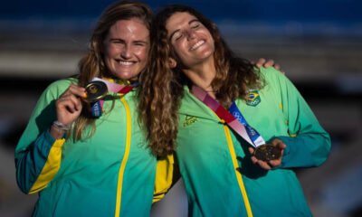 A dupla brasileira Martine Grael e Kahena Kunze conquistou o bicampeonato olímpico da classe 49er FX da vela no início da madrugada