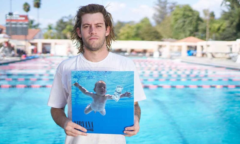 Spencer Elden, o bebê que aparece nu, mergulhando em uma piscina atrás de uma cédula, em uma das capas de álbum mais icônicas do rock