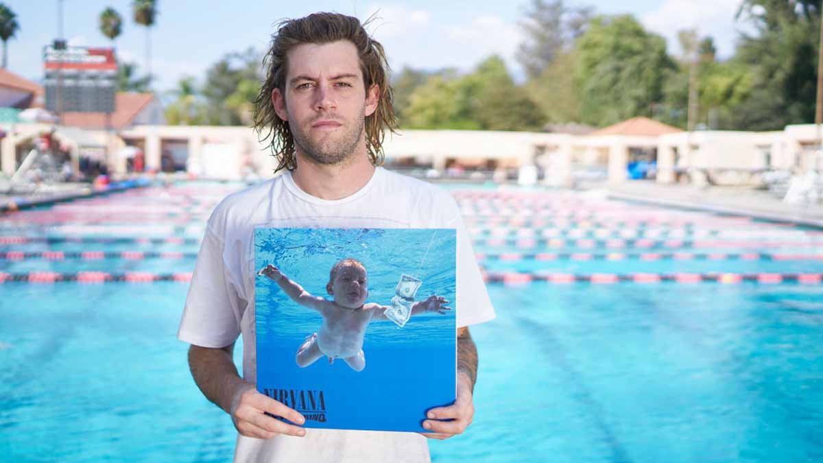 Spencer Elden, o bebê que aparece nu, mergulhando em uma piscina atrás de uma cédula, em uma das capas de álbum mais icônicas do rock