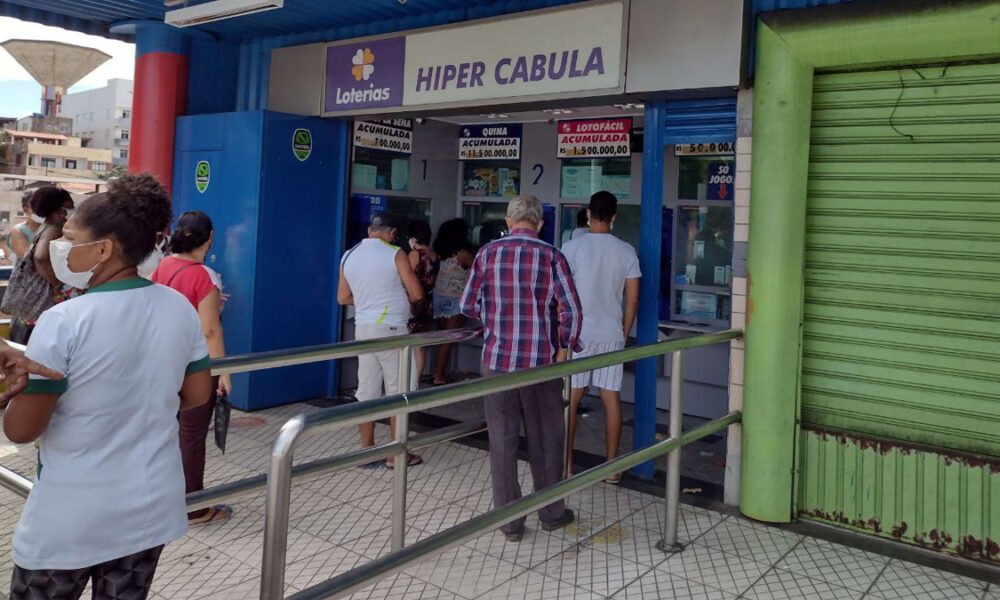 A Mega-Sena sorteia nesta terça-feira (10) o prêmio de R$ 65 milhões. As seis dezenas do concurso 2.398 serão sorteadas, a partir das 20h
