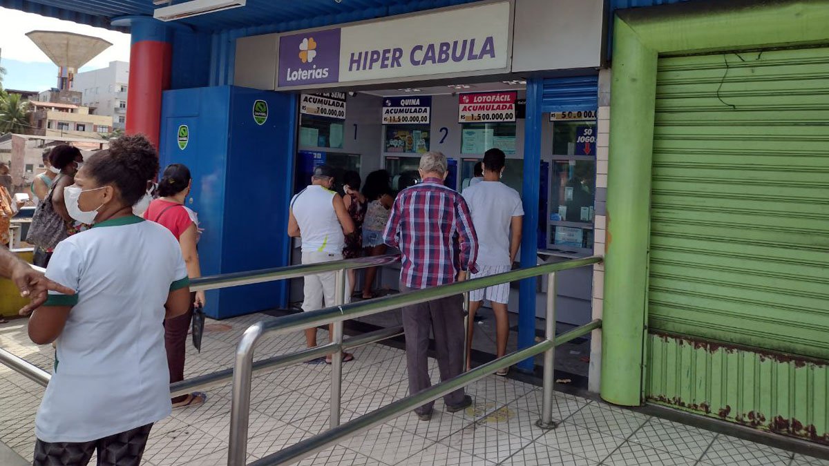 A Mega-Sena sorteia nesta terça-feira (10) o prêmio de R$ 65 milhões. As seis dezenas do concurso 2.398 serão sorteadas, a partir das 20h