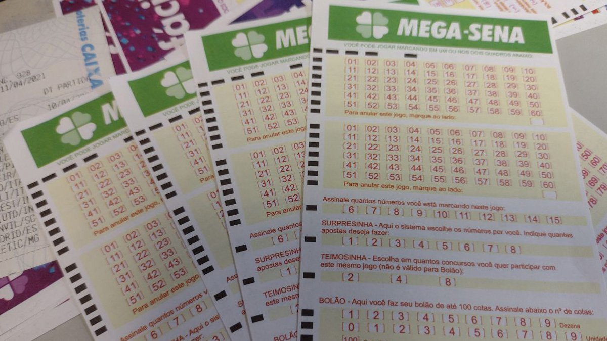 em São Paulo. O prêmio de pouco mais de R$54 milhões acumulou e a estimativa para o concurso na terça-feira (10) é de R$65 milhões.