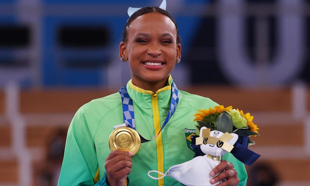 Rebeca Andrade voou para alcançar o topo. A atleta olímpica superou a si mesma e conquistou a medalha de ouro para o Brasil na final do salto