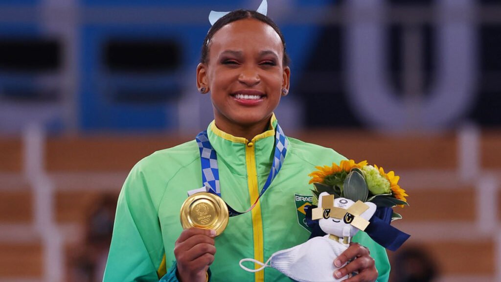 Rebeca Andrade voou para alcançar o topo. A atleta olímpica superou a si mesma e conquistou a medalha de ouro para o Brasil na final do salto