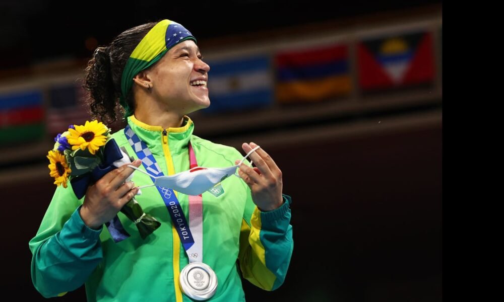 A pugilista Bia Ferreira, ficou com a medalha de prata na Olimpíada de Tóquio, ao perder, neste domingo (8), a final da categoria dos pesos leves