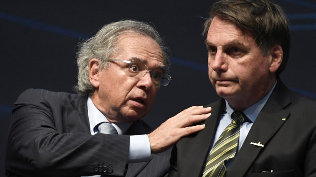 O Produto Interno Bruto (PIB) brasileiro registrou queda de 0,1% no segundo trimestre, em relação ao primeiro. Os dados foram divulgados pelo Instituto Brasileiro de Geografia e Estatística (IBGE),