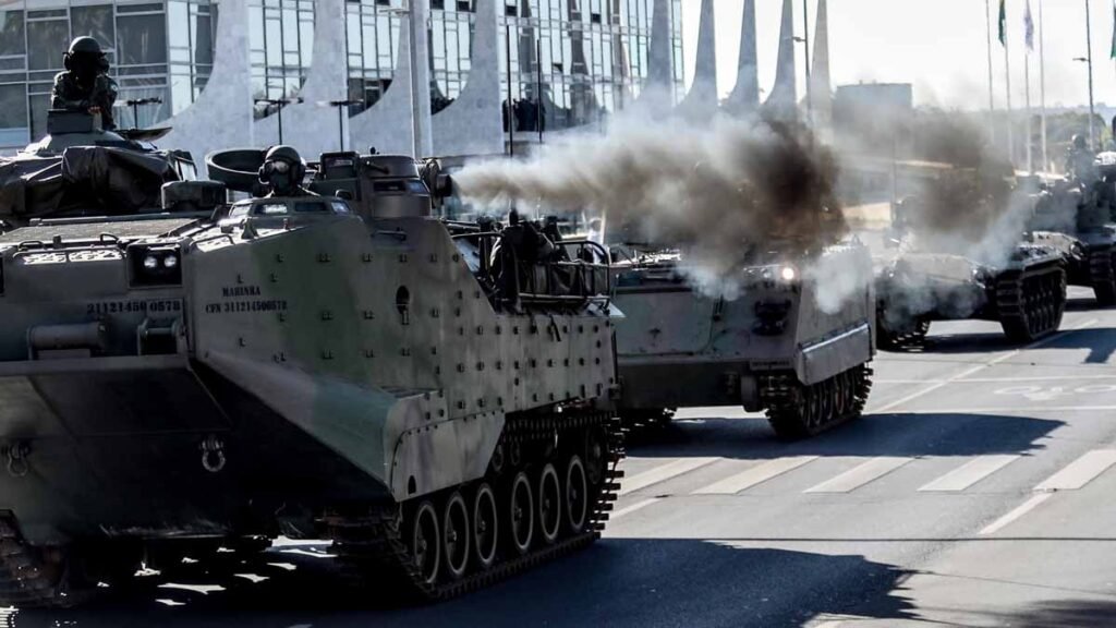 O presidente Jair Bolsonaro e seus aliados podem estar se preparando para um golpe militar no Brasil. Esta é a preocupação de um grupo